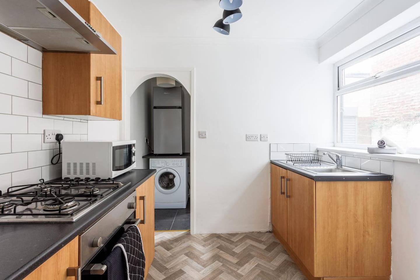 Perfect 2 Bedroom Stay, 10 Mins Walk From The *