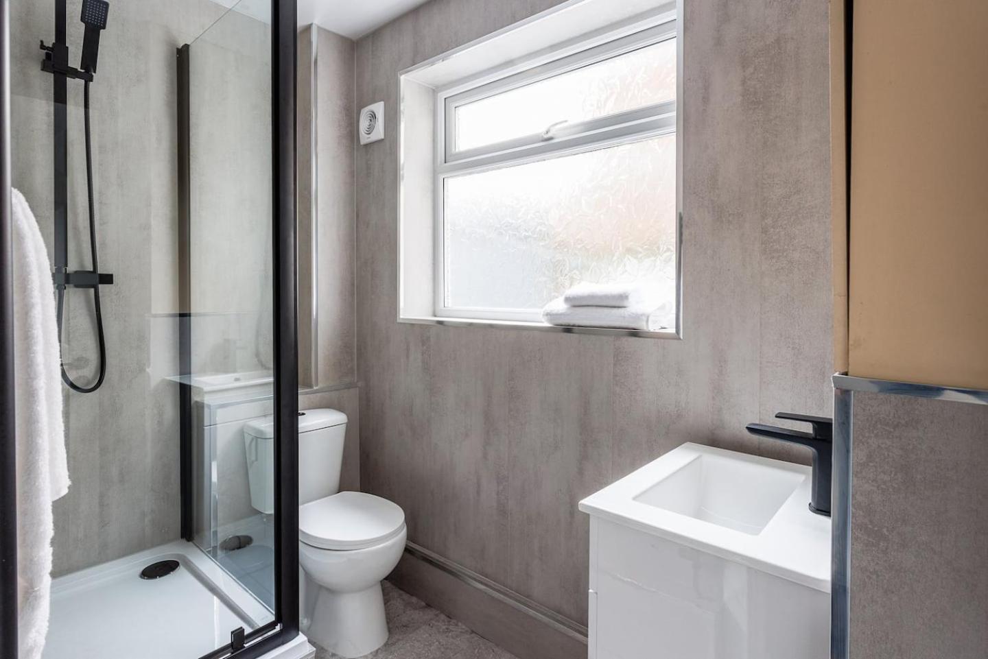 Perfect 2 Bedroom Stay, 10 Mins Walk From The