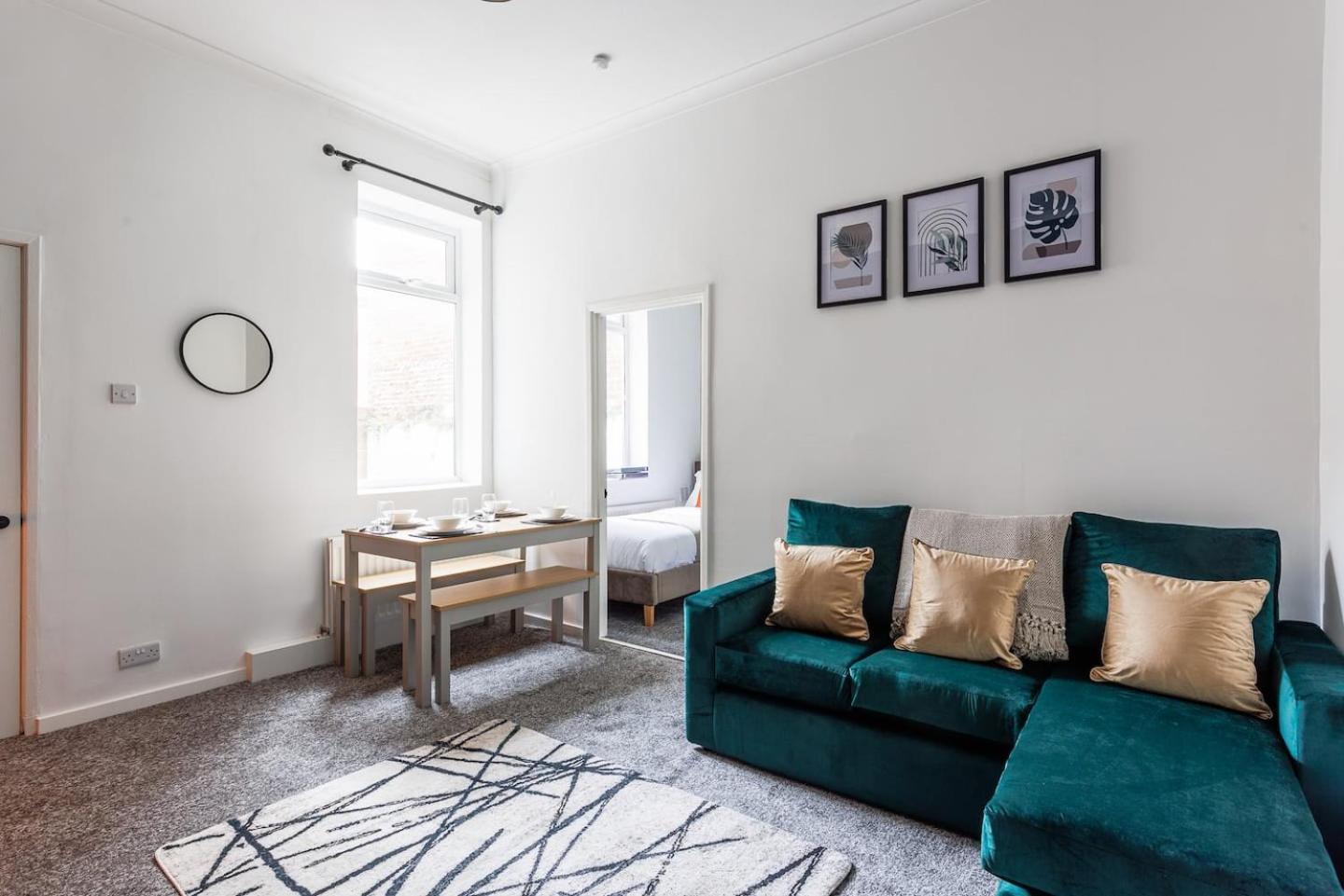 Perfect 2 Bedroom Stay, 10 Mins Walk From The Holiday home *