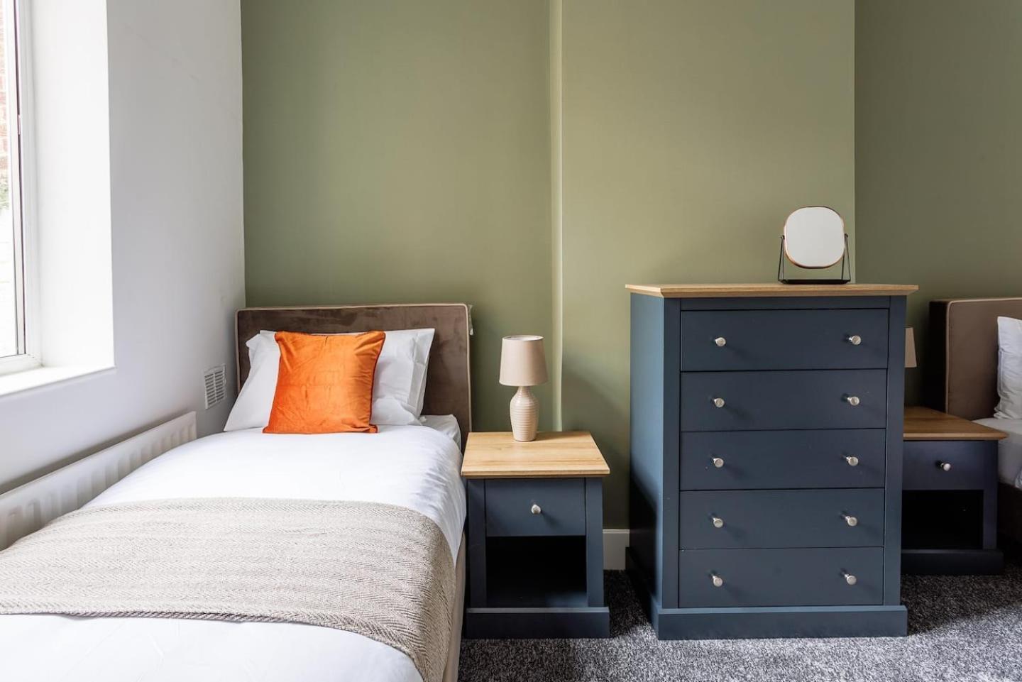 Perfect 2 Bedroom Stay, 10 Mins Walk From The *