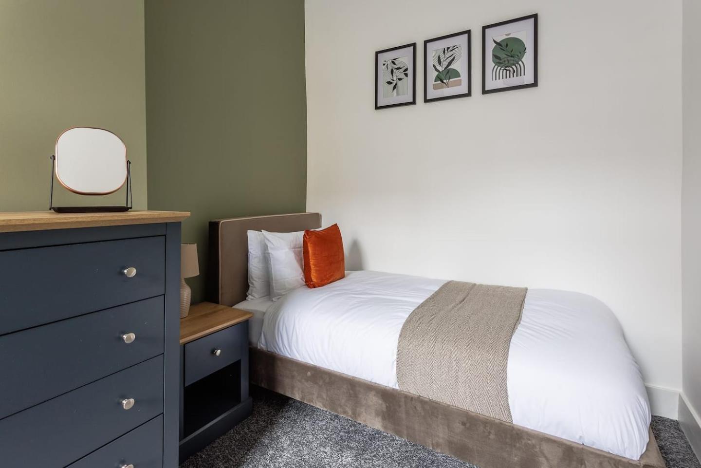 Holiday home Perfect 2 Bedroom Stay, 10 Mins Walk From The