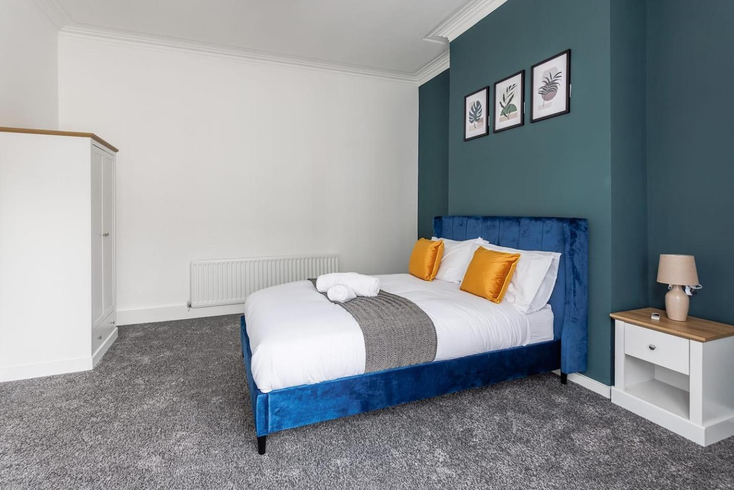 Holiday home Perfect 2 Bedroom Stay, 10 Mins Walk From The *