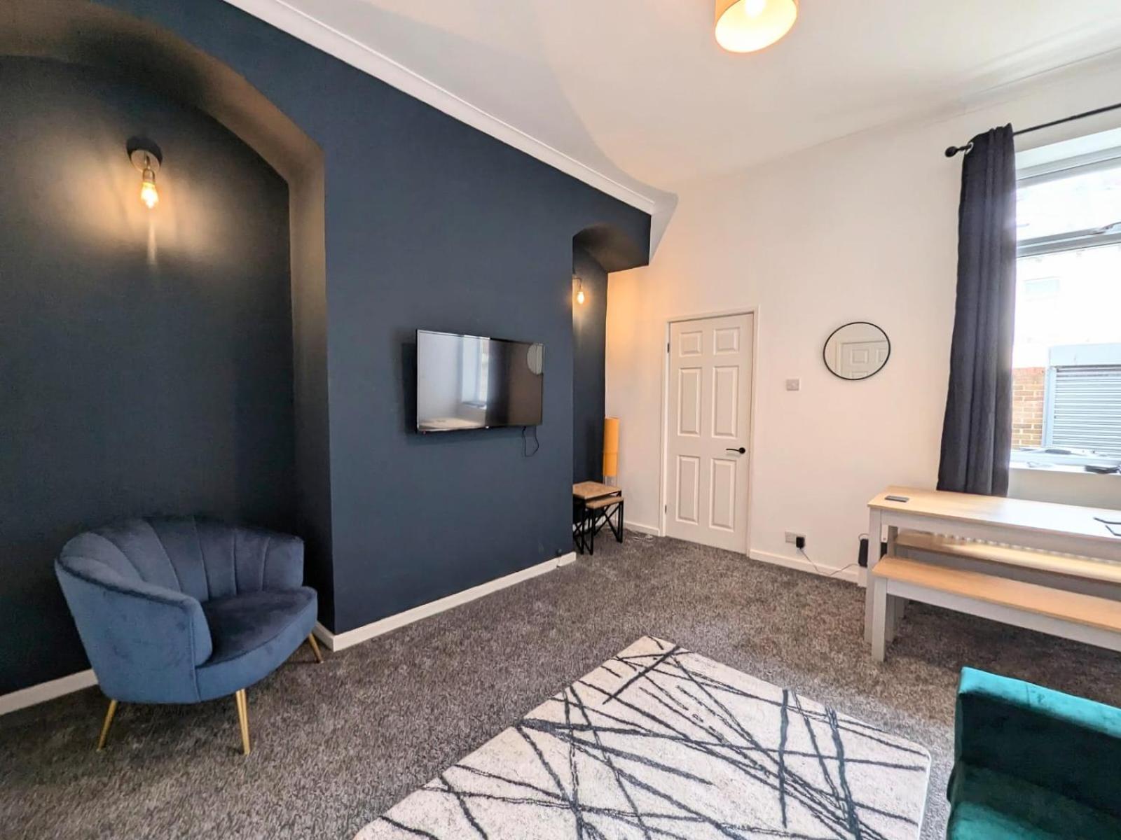 Holiday home Perfect 2 Bedroom Stay, 10 Mins Walk From The